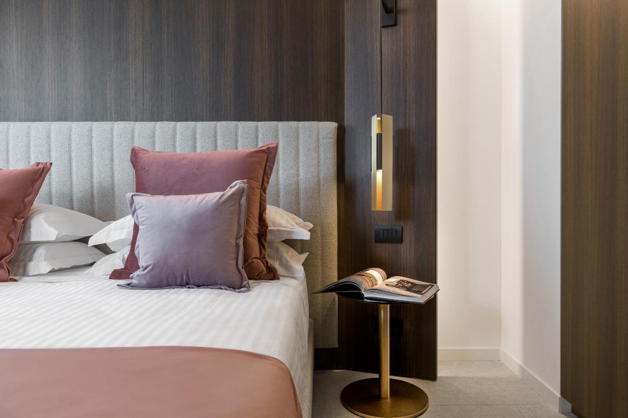 We Me Suite Hotel Riccione Exteriör bild