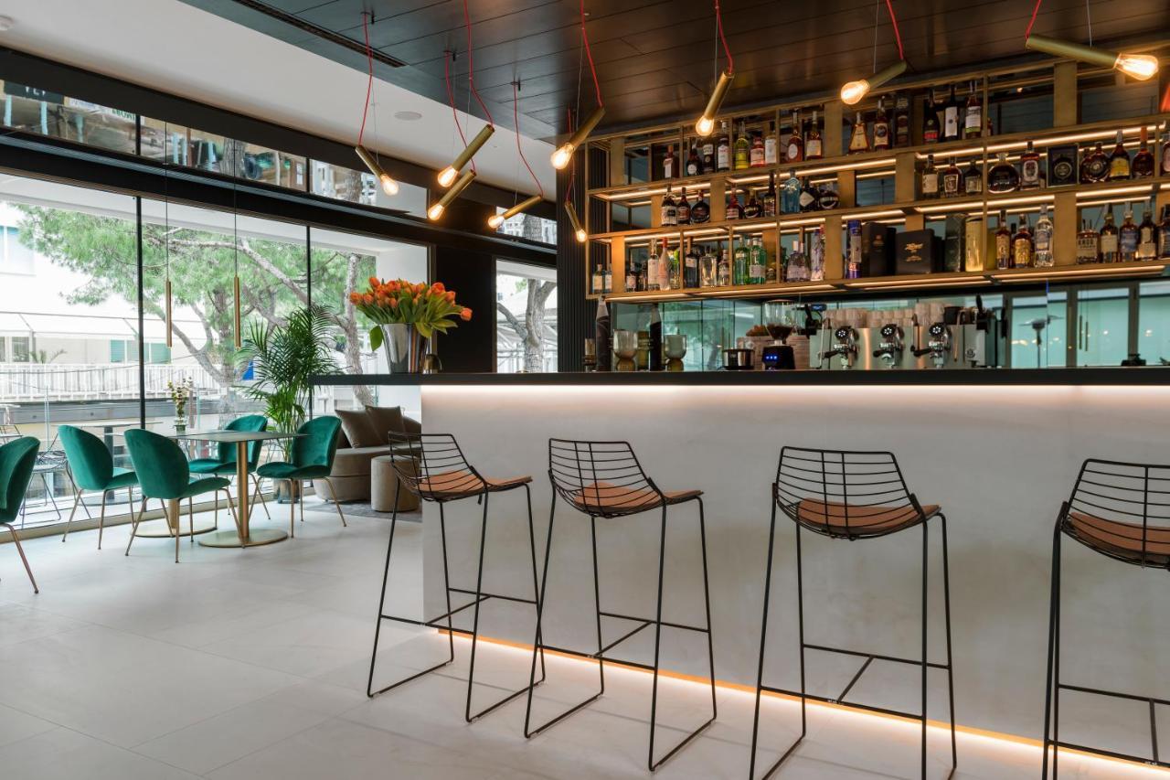 We Me Suite Hotel Riccione Exteriör bild