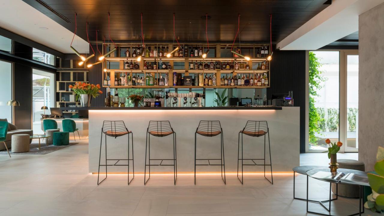 We Me Suite Hotel Riccione Exteriör bild