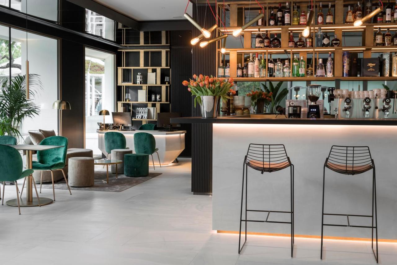 We Me Suite Hotel Riccione Exteriör bild